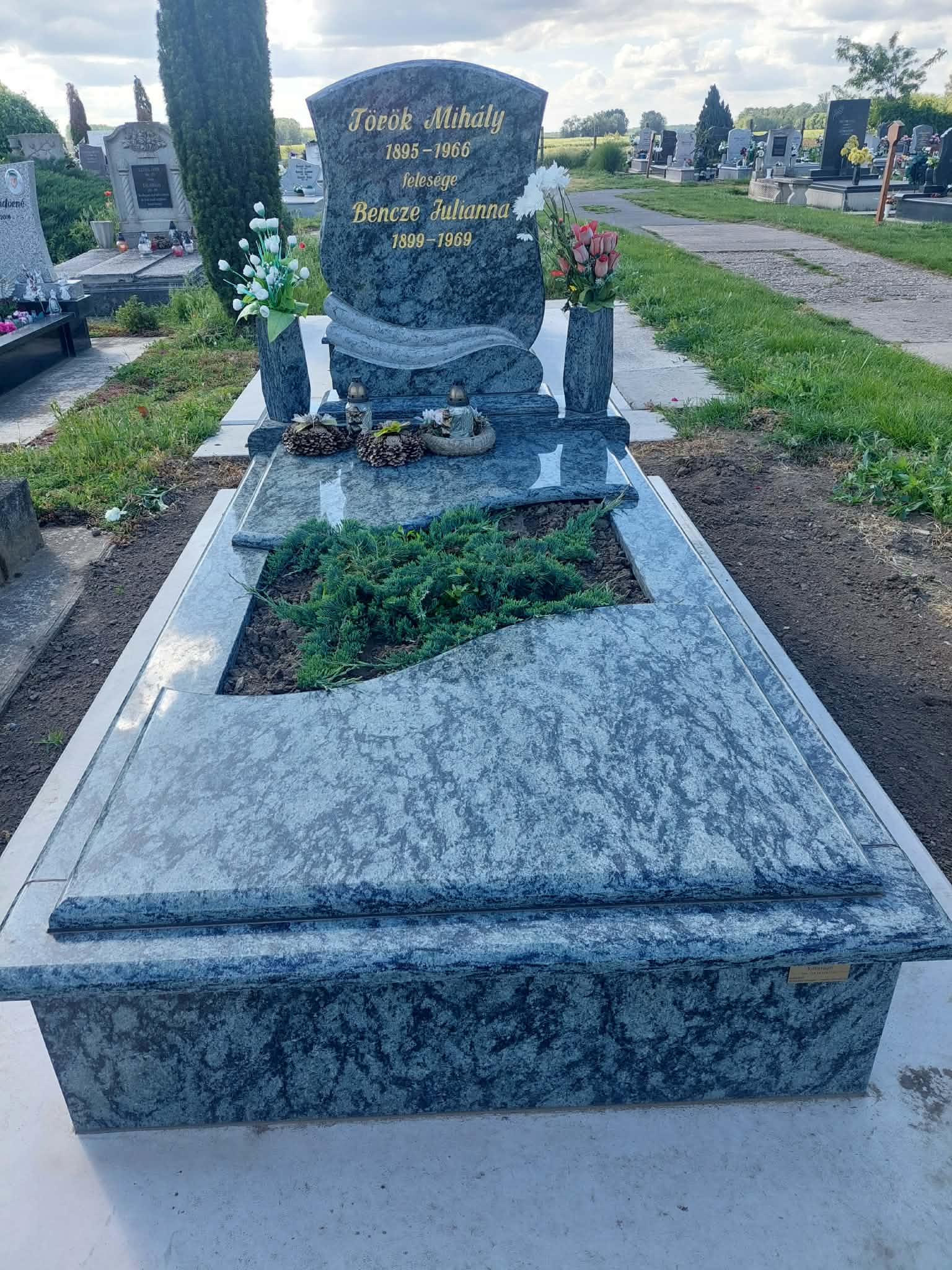 Márvány Síremlék